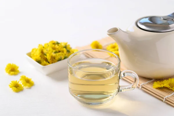 Органический Чай Хризантема Цветок Чашке Чайник Белом Фоне Здоровый Травяной — стоковое фото
