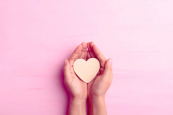 Ruka Drží Srdce Tvar Růžovém Pozadí Valentýna — Stock fotografie