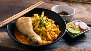 Kuzey Tayland yemeği (Khao Soi), baharatlı körili şehriye çorbası ve kızarmış yumurtalı erişte çorbası, turşulu hardal, soğan, kireç ve yağlı biber.