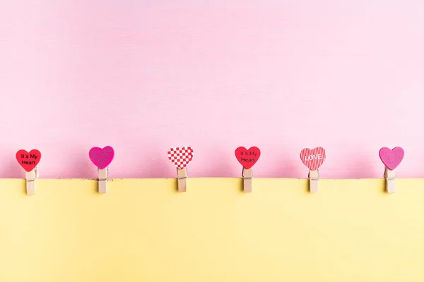 Špendlík Tvaru Srdce Žlutým Růžovým Pozadím Valentýn — Stock fotografie