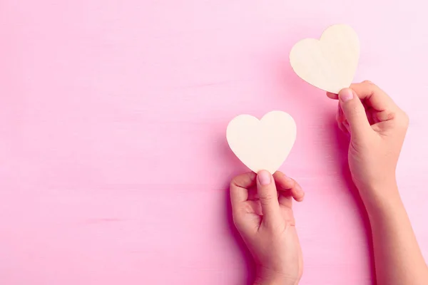 Ruka Drží Srdce Tvar Pro Dávat Růžové Pozadí Valentýna — Stock fotografie