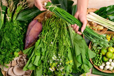 Kuzey Tayland 'daki yerel çiftçi pazarından taze organik Asya baharatları ve sebzeler