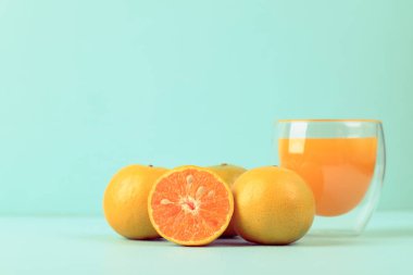Taze mandalina portakal suyu ve arka planda cam suyu.