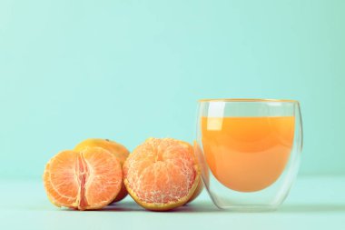 Taze mandalina portakal suyu ve arka planda cam suyu.