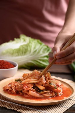 Tahta tabakta kimçi lahanası yemek çubukları, ev yapımı Kore yemekleri.