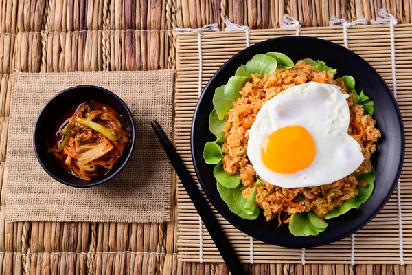 Comida Coreana Arroz Frito Kimchi Com Ovo Frito Cima Comendo — Fotografia de Stock