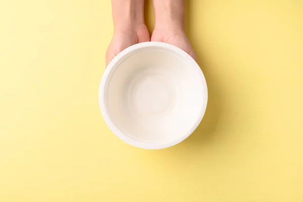 Hand Holding Bowl Biodegradable Compostable Disposable Eco Friendly Bowl Yellow — Stock Photo, Image