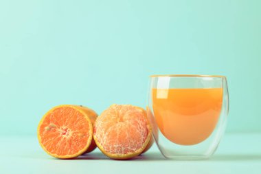 Taze mandalina portakal suyu ve arka planda cam suyu.