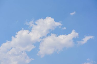 Mavi gökyüzü, beyaz bulut ve güneş ışığı bir günde