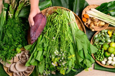 Kuzey Tayland 'daki yerel çiftçi pazarından taze organik Asya baharatları ve sebzeler