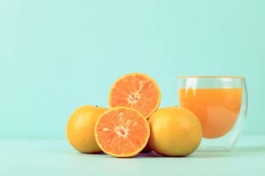 Taze mandalina portakal suyu ve arka planda cam suyu.