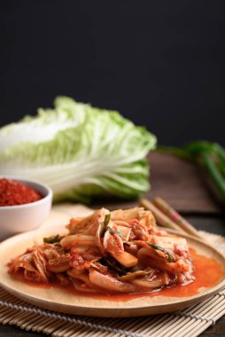 Ahşap tabakta kimçi lahanası, ev yapımı Kore yemeği.