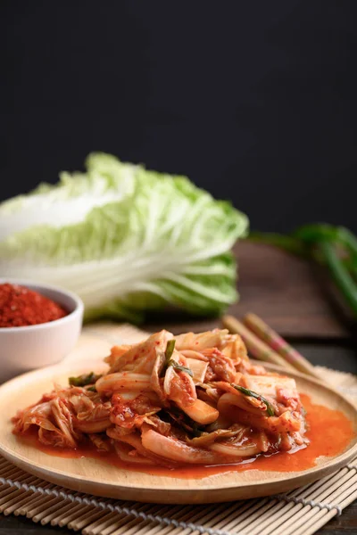 Ahşap tabakta kimçi lahanası, ev yapımı Kore yemeği.