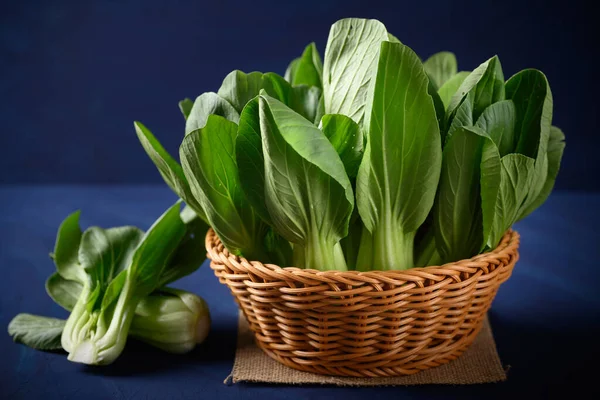 Taze Bok Choy veya Pak Choi (Çin lahanası) sepette, organik sebzeler.