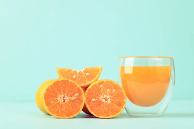 Taze mandalina portakal suyu ve arka planda cam suyu.