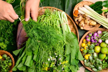 Tayland 'ın kuzeyindeki yerel çiftçi pazarından taze organik Asya sebzeleri ve baharatlar.
