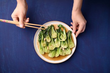 Kızarmış bok çuvalı, tabakta soya sosu, mavi arka planda yemek çubukları, Asya vejetaryen yemeği, Top View.