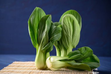 Taze Bok Choy veya Pak Choi (Çin lahanası) mavi arka planda, organik sebzeler