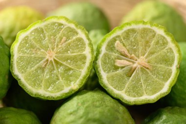 Yarım bergamot meyvesi, gıda malzemeleri ve ilaç, çay, parfüm ve kozmetik için kullanılan özü kapatın.