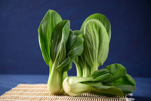 Frischer Bok Choy Oder Pak Choi Chinakohl Auf Blauem Hintergrund — Stockfoto