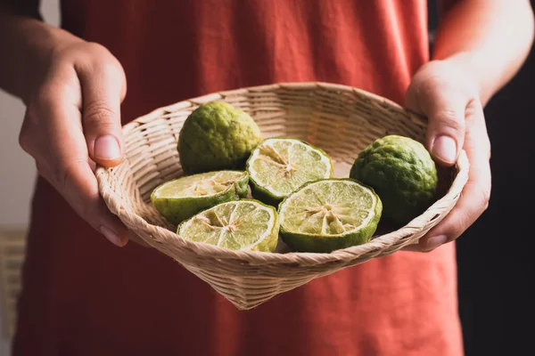 Frische Bergamottenfrüchte Einem Korb Mit Weiblicher Hand Zutaten Und Extrakt — Stockfoto