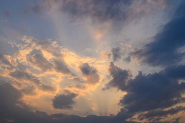 Gün batımından önce bulutları ve güneş ışığıyla güzel vanilyalı gökyüzü, doğa arka planı