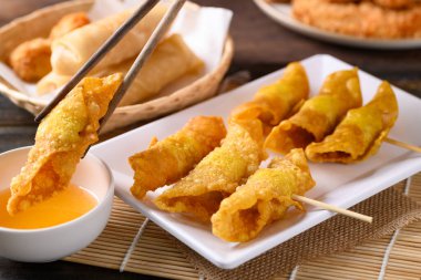 Kıyma, bıldırcın yumurtası ve çubuk biber soslu karides sosuyla doldurulmuş Asya usulü kızarmış hamur tatlısı.