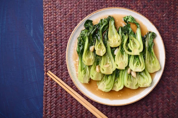 Remuer Bok Choy Frit Avec Sauce Soja Sur Assiette Baguettes — Photo