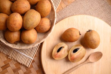 Sapodilla meyvesi (Manilkara zapota) ve sapota, chikoo, chico, naseberry veya nispero gibi diğer isimler. Sapodilla tropikal bir meyve, yemyeşil ve tatlı bir meyvedir.