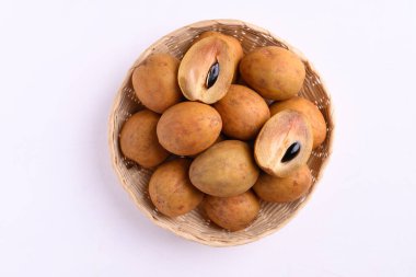 Sapodilla meyvesi (Manilkara zapota) ve sapota, chikoo, chico, naseberry veya nispero gibi diğer isimler. Sapodilla tropikal bir meyve, yemyeşil ve tatlı bir meyvedir.