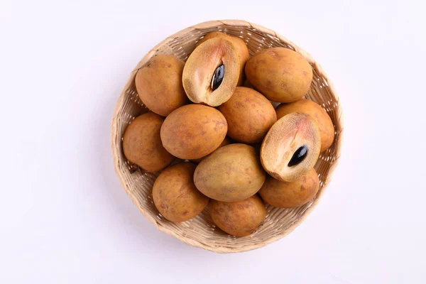 Sapodilla meyvesi (Manilkara zapota) ve sapota, chikoo, chico, naseberry veya nispero gibi diğer isimler. Sapodilla tropikal bir meyve, yemyeşil ve tatlı bir meyvedir.