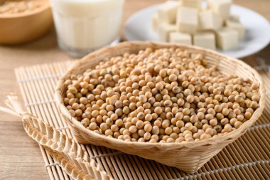 Bambu sepetinde kurutulmuş soya çekirdeği tofu ve soya sütüyle sağlıklı vejetaryen yemeği.