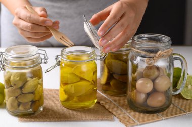 El yapımı cam bir kavanozda ev yapımı meyve turşusu, tropik olarak korunmuş yiyecek, sindirim için yiyecek.