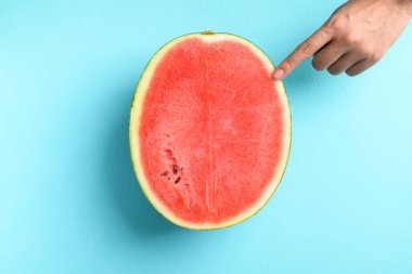 Yarı karpuz meyvesi, renkli arka plan, tropikal meyve, yaz mevsimi