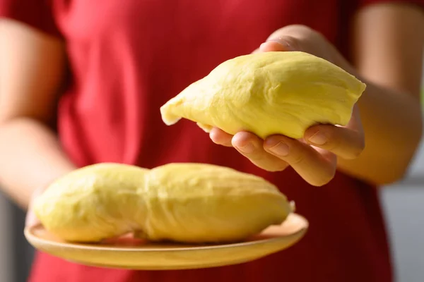 Coapte Thai Durian Fructe Monthong Placă Lemn Care Deține Mână — Fotografie, imagine de stoc