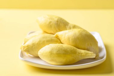 Sarı zemin üzerinde olgun Tayland duri meyvesi (Monthong), tropikal meyve