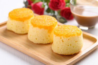 Tahta tabakta Tayland altın yumurtası sarısı iplikli şifon kek ve kahve.