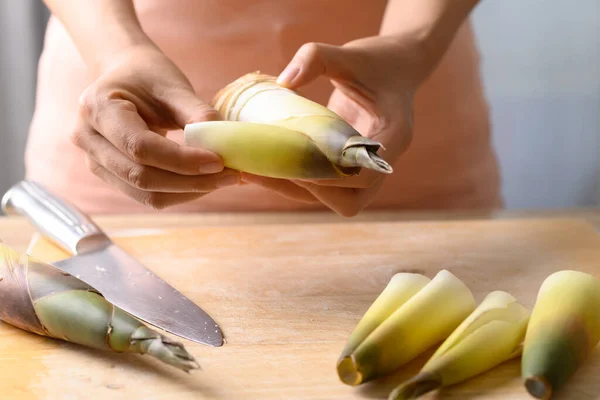 Žena Ruční Loupání Bambus Střílet Připravit Vaření Jedlá Zelenina Asijské — Stock fotografie