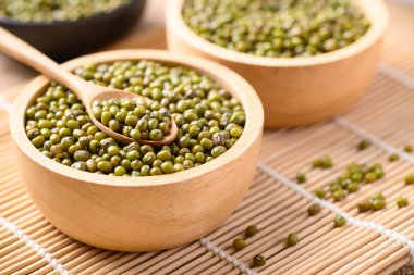 Tahta kaşık ve kâse içinde fasulye tohumları, Asya mutfağında gıda malzemeleri ve mung fasulyesi filizleri.