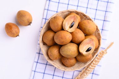 Sapodilla meyvesi (Manilkara zapota) ve sapota, chikoo, chico, naseberry veya nispero gibi diğer isimler. Sapodilla tropikal bir meyve, yemyeşil ve tatlı bir meyvedir.