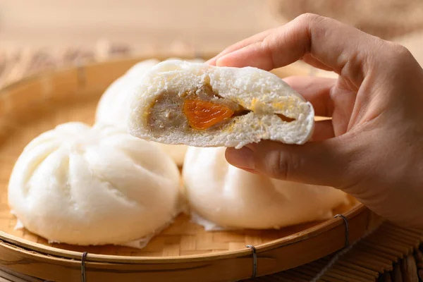 手で握るミンチポークと塩卵黄身の蒸し饅頭 アジア料理 — ストック写真