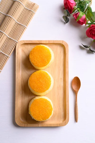 Thai Emas Telur Kue Chiffon Benang Kuning Piring Kayu Dengan — Stok Foto