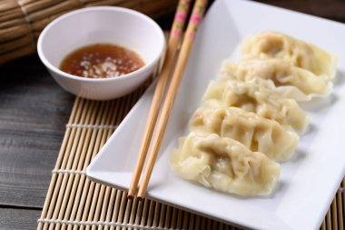 Kıyma ve karides ile doldurulmuş buharda pişirilmiş mantı. Susam yağı soslu karides, Asya mutfağı.