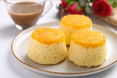 Tayland altın yumurtası sarısı iplikli şifon kek ve kahve.