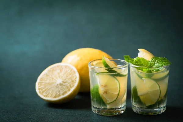 Limonata Fredda Bicchiere Sfondo Verde Bevanda Tropicale Estiva — Foto Stock