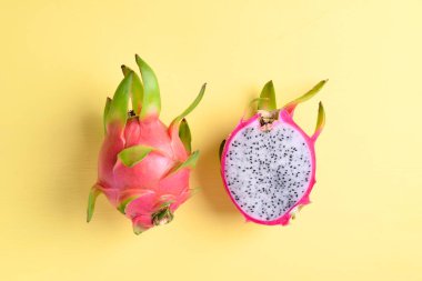 Sarı arka planda ejderha meyvesi veya pitaya, tropikal meyve