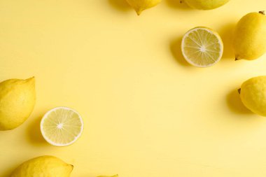 Sarı arkaplanda taze limon, düz yatış, üst görünüm
