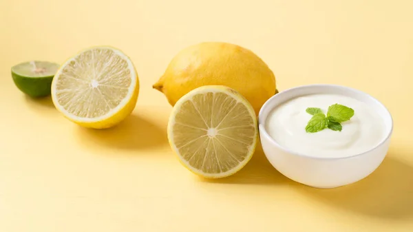 Limón Fresco Yogur Tazón Con Hoja Menta Alimentación Saludable Cuidado — Foto de Stock