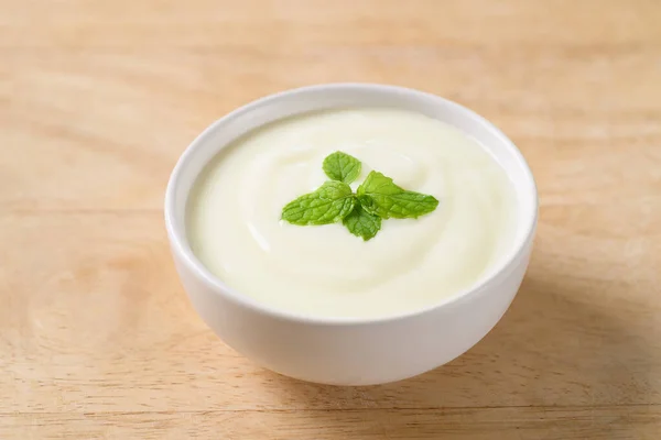 Yogur Tazón Con Hoja Menta Sobre Fondo Madera Comida Saludable —  Fotos de Stock