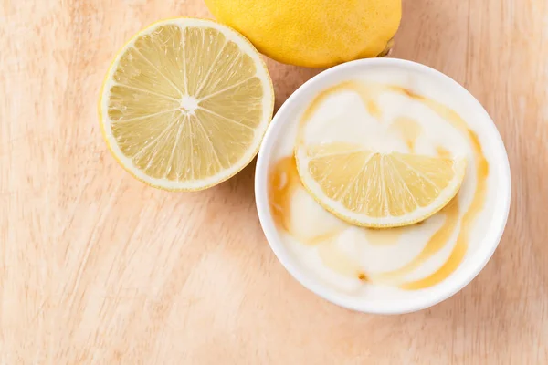 Świeża Cytryna Jogurt Misce Miodem Zdrowe Jedzenie Pielęgnacja Skóry Piękna — Zdjęcie stockowe